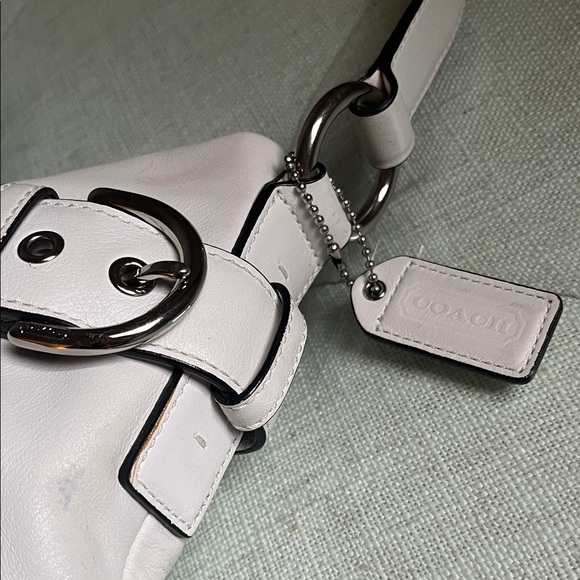 Vintage Coach White Leather Shoulder Bag
With Silver Tone Buckles And Rings - Picture 6 of 12
